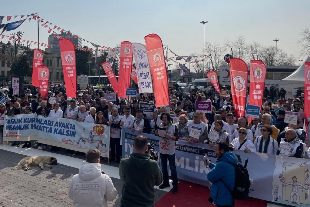TTB ve İstanbul Tabip Odası’nın Çağrısıyla Büyük Hekim Yürüyüşü Yapıldı: 14 Martları Bayram Kılmak İçin; Şiddetsiz, Güvenli, Güvenceli, Demokratik Bir Yaşam İçin Mücadele Sözü Veriyoruz!