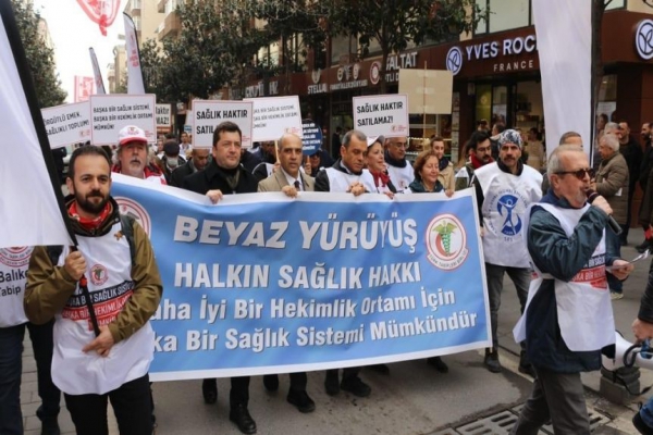 Beyaz Yürüyüş Üçüncü Gününde Balıkesir, Bandırma ve Bursa’daydı: “Hastalığı Değil Sağlığı Esas Alan ve Kamu Tarafından Finanse Edilen Bir Sistem İçin Yürüyoruz”