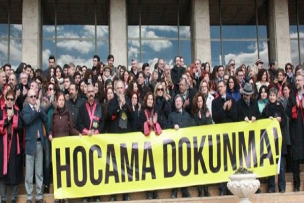 Ankara Üniversitesi Tıp Fakültesi’nde ihraçlar protesto edildi: ‘Hocama dokunma!’