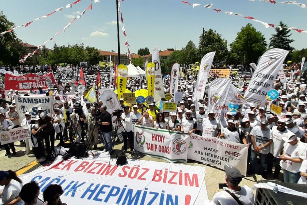 Binlerce Hekim ve Sağlık Çalışanı Beyaz Miting’de Buluştu: Emek Bizim Söz Bizim, Sağlık Hepimizin!