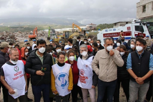 Samandağ’da Hekimler/Sağlık Emekçileri de Yaşam Nöbetinde: Enkazların Önlem Alınmadan Kaldırılması, Halk ve Çevre Sağlığı Sorunudur