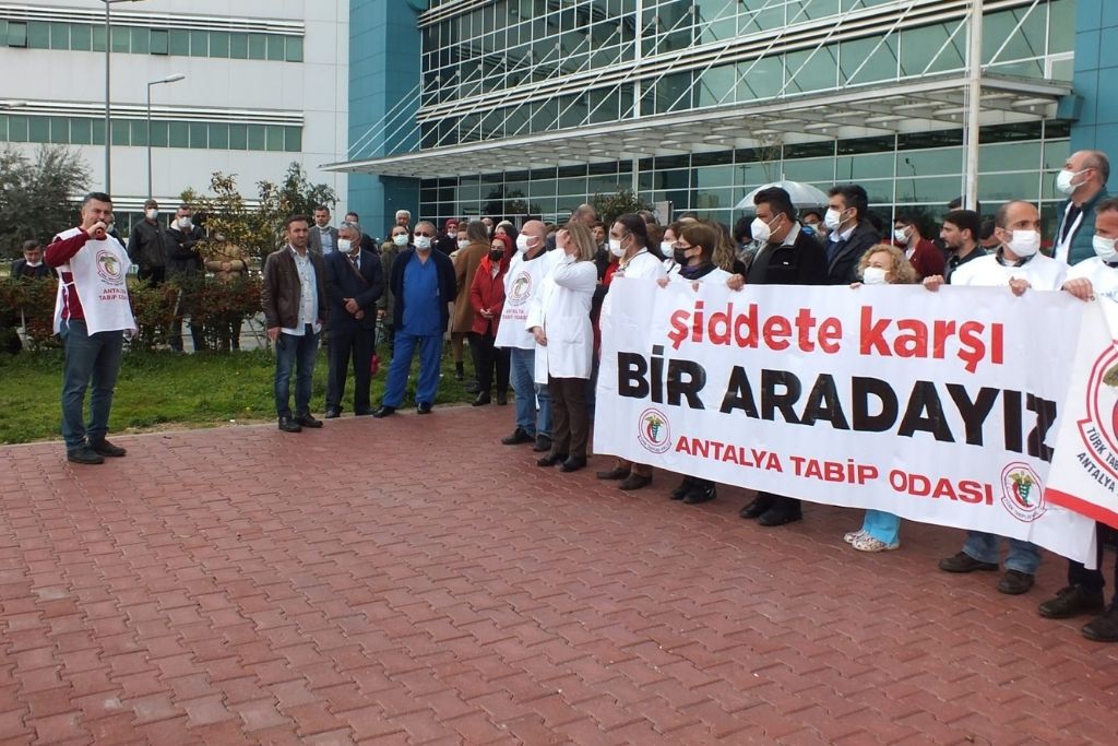 TTB Heyeti Sağlıkta Şiddetin Yaşandığı Kepez Devlet Hastanesi’ndeki Eylemdeydi: “Etkin Bir Şiddet Yasası Çıkana Kadar Mücadele Edeceğiz”