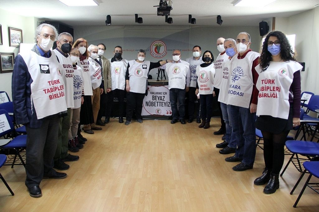 “Beyaz Nöbet”te Dördüncü Gün: TTB’nin Mücadelesi Gelenekten Geleceğe Sürüyor