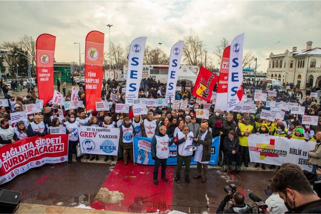İstanbul’da Büyük Beyaz Buluşma: “Hiçbir Yere Gitmiyoruz, Buradayız! Hakkımız Olanı Alacağız! 14-15 Mart’ta Büyük G(ö)REV’deyiz!”
