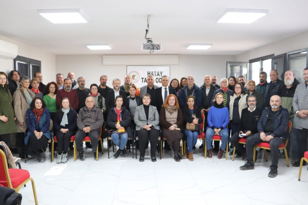 TTB-SES Şubat 2023 Depremleri 2. Yıl Raporu Yönetici Özeti, Hatay’da Paylaşıldı: “Başka Bir Sağlık Sistemi, Başka Bir Yeniden İnşa Süreci Mümkün!”