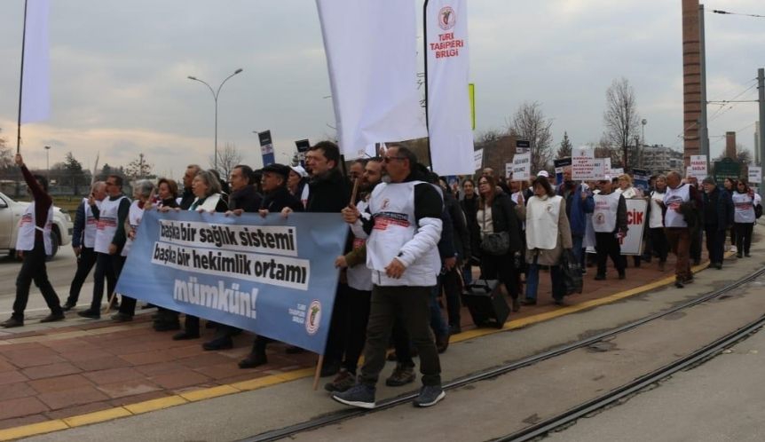 Beyaz Yürüyüş Dördüncü Gününde Bursa ve Eskişehir’deydi: “Meslektaşlarımız, Sağlık Emekçileri ve Halkımız ile Birlikteyiz; Başka Bir Sağlık Sistemini Kuracağız!”