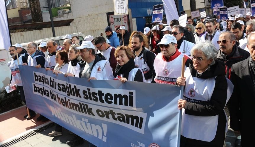 Beyaz Yürüyüş İkinci Gününde Gebze ve İzmit’teydi: “Eşit, Parasız, Nitelikli, Ulaşılabilir, Koruyucu Hekimliğin Güçlendirildiği Bir Sağlık Sistemi Şart!”