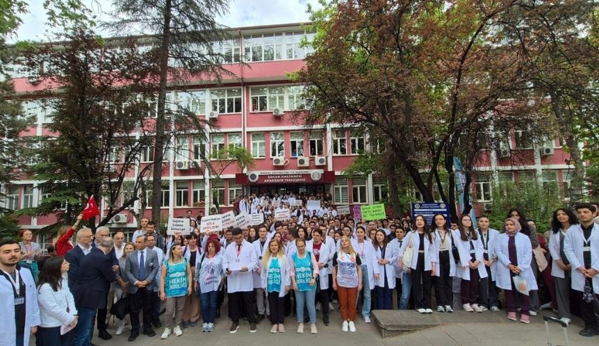 Ankara Üniversitesi Tıp Fakültesi İntörn Hekimleri Şiddete Karşı İş Bıraktı: “Güvenli Bir Sağlık Sistemi İçin Mücadele Etmekten Vazgeçmeyeceğiz!”